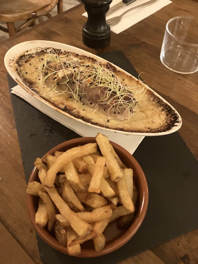 Cassolette d’Andouillette 5A au Camembert au centre ville de Montpellier (5A : Association Amicale des Amateurs d’Andouillette Authentique ; c est une garantie de qualité)